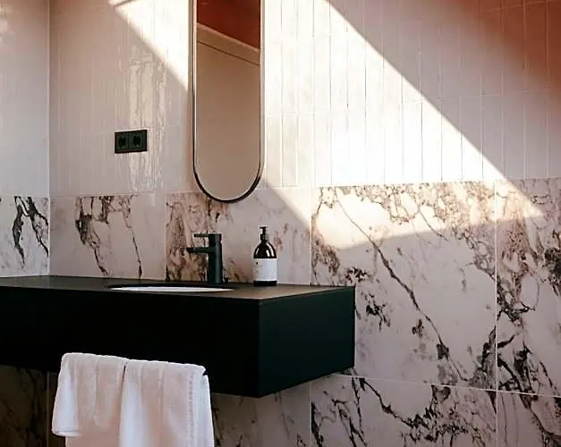 Weltwien Luxury Art & Free Parking Aparthotel 4*